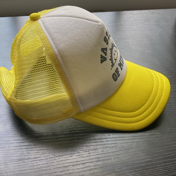 Baseball cap with breathable weaving and plastic SnapBack. - Picture 2 of 2